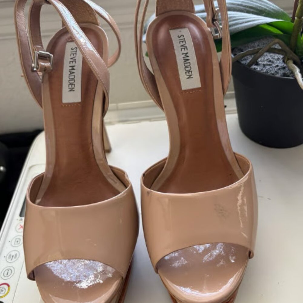 Steve Madden: Nude heels